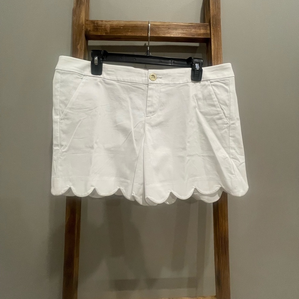 Lilly Pulitzer White Scalloped Buttercup  stretch Shorts